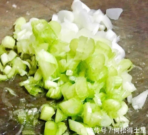 女孩|女孩的爱“这一口”,每隔几天买5斤,捏一捏蒸一蒸