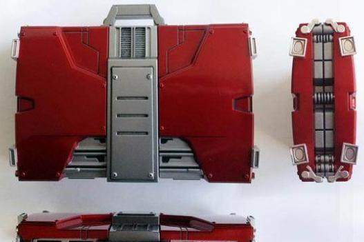 钢铁侠|知道钢铁侠皮箱变身器吗居然有大神把他做成了手办,五秒钟华丽变身