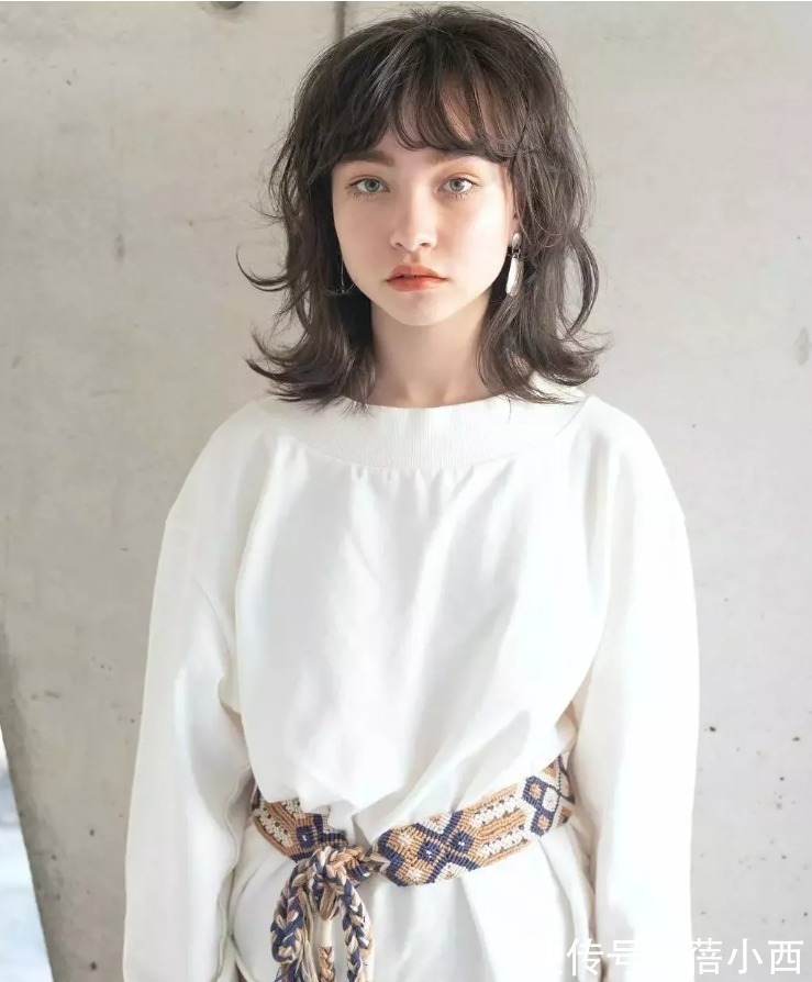 刘海 入秋打扮选对发型比长相重要,这3款卷发正流行,减龄还显脸小