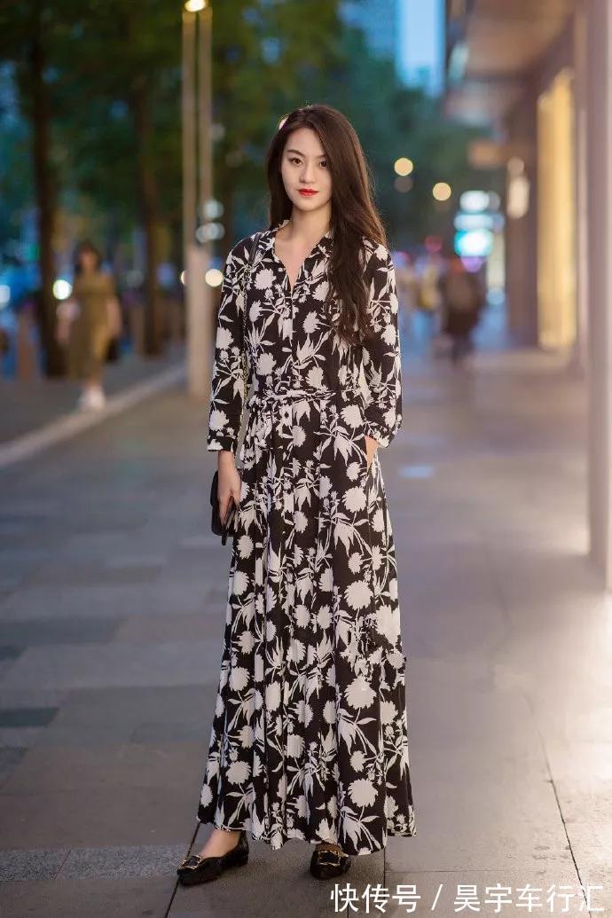 鱼尾 美女脚上搭配一双经典又百搭的高跟鞋,走在街头非常的美