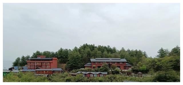 陕西秦岭一山脉，藏万亩高山草甸，山顶竟有湖可垂钓，游客很少知