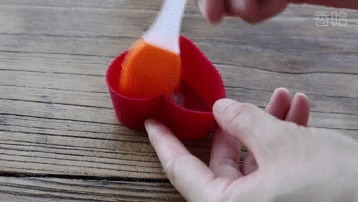 奶油焦糖布丁，1袋牛奶和少许糖，锅里简单一煮就成功