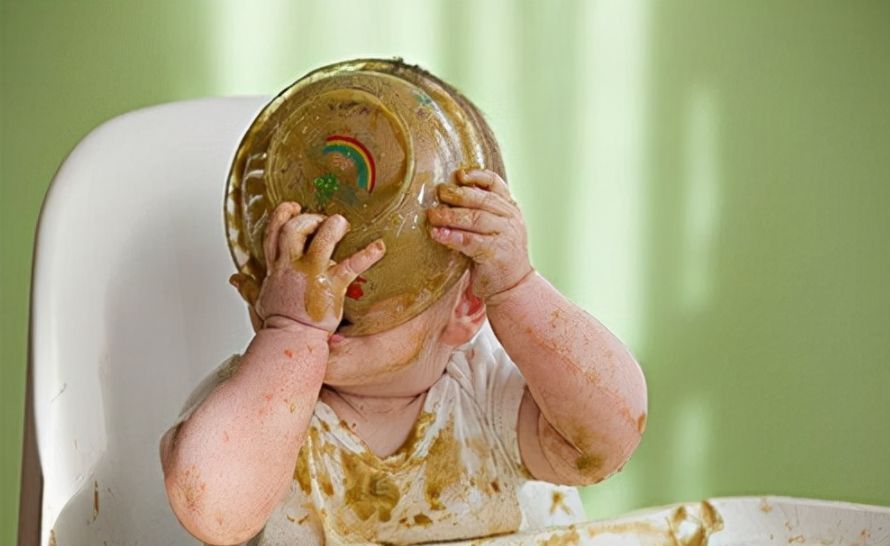 生长发育|孩子添加辅食,不要只盯着月龄看,这3个条件也很重要