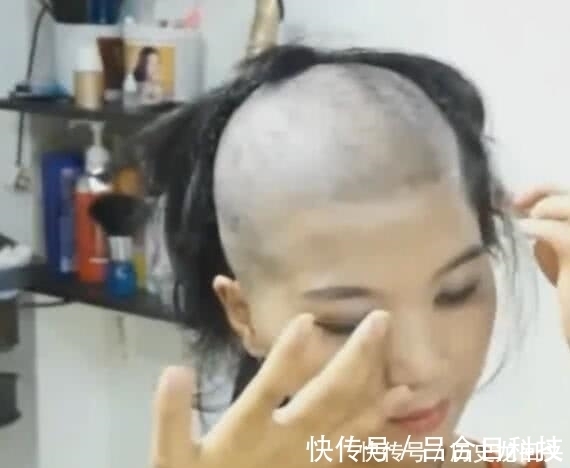 发型师|小姐姐去理发店，发型师手一抖剃了个光头，小姐姐哭着同意剃完