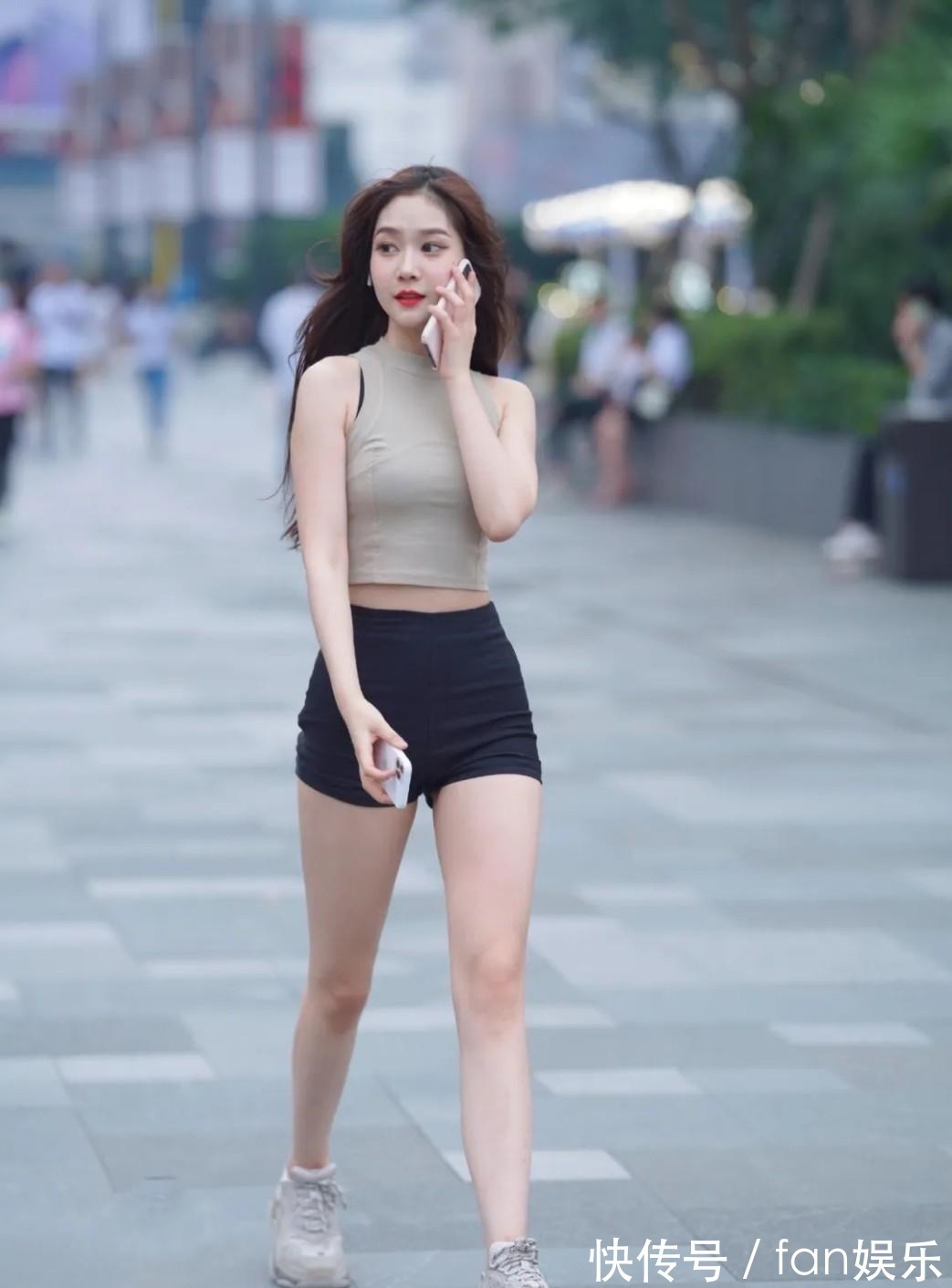 小蛮腰 短款挂脖上衣,搭配同款潮裤,时尚青春魅力十足!