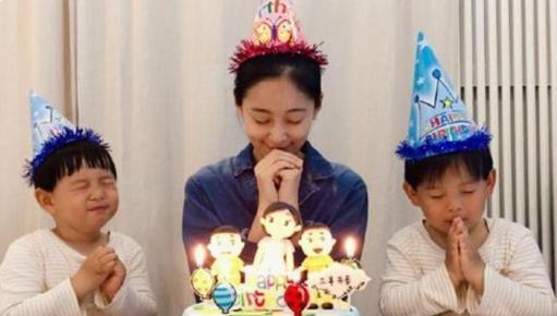 双胞胎姐妹|双胞胎兄弟娶双胞胎姐妹,生下孩子如复制粘贴,网友:差点认错人