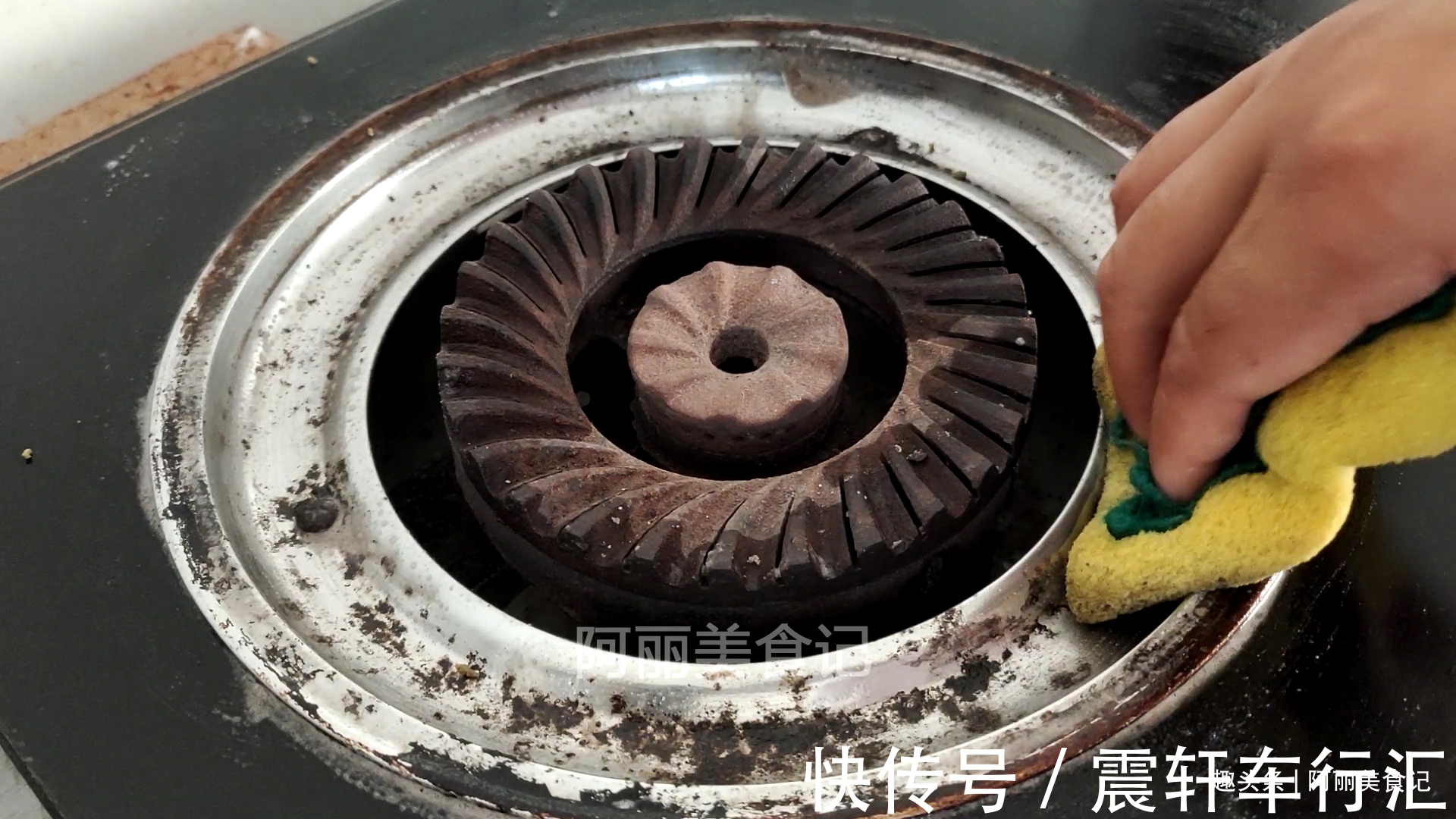 今天才知道，把白醋倒在燃气灶上，一年省出好几百开支，方便实用