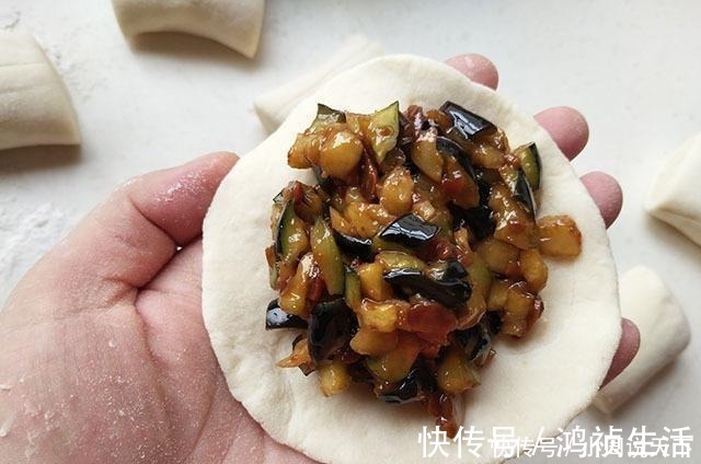 入秋，这菜再不吃就下市了，腌制好做成包子蒸一锅，吃起来特香