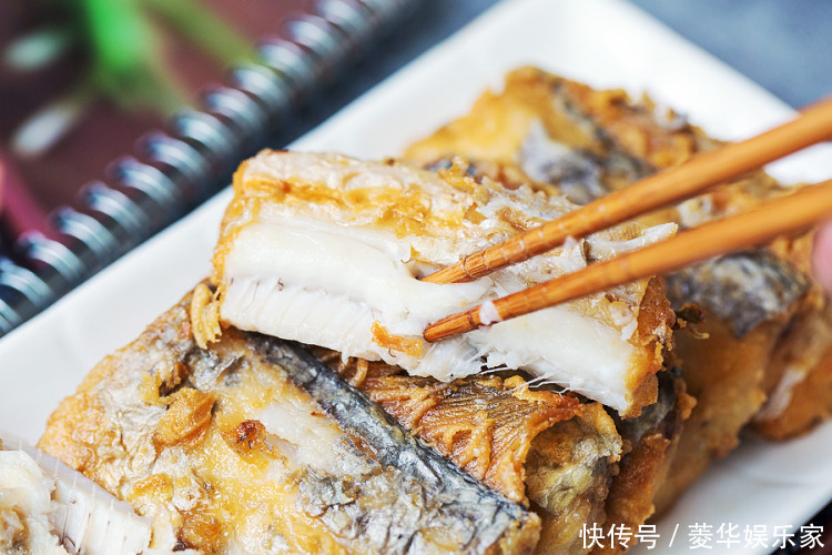 吃光|炸带鱼时,记得加点它,酥脆无腥味!上桌就吃光,全家人都喜欢