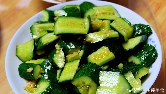 在娘家聚餐,弟媳妇做了一大桌子菜招待,样样都好吃,亲友全点赞