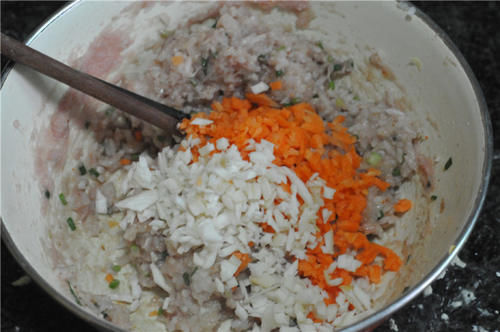 做成好吃的早餐饼,荤素搭配,糯米含有蛋白质,用筷子能挑起就可以了