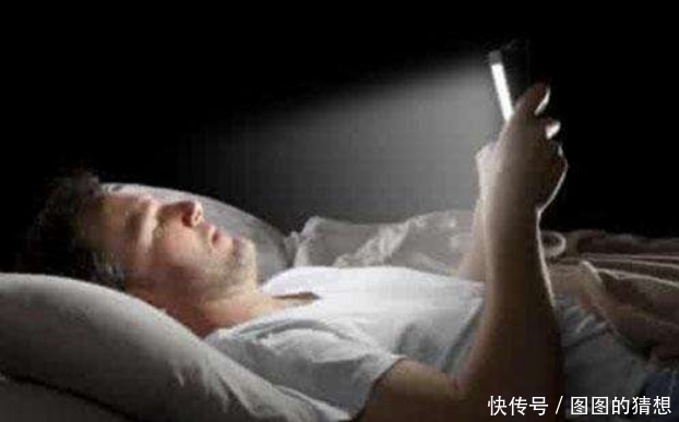 每天躺着玩手机的人,最后发生了什么呢?3大变化或许会不请自来