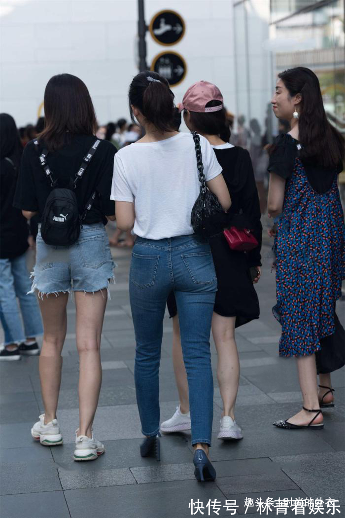 减龄 牛仔裤搭配白色T恤,简单休闲又减龄,让造型显得大方又得体