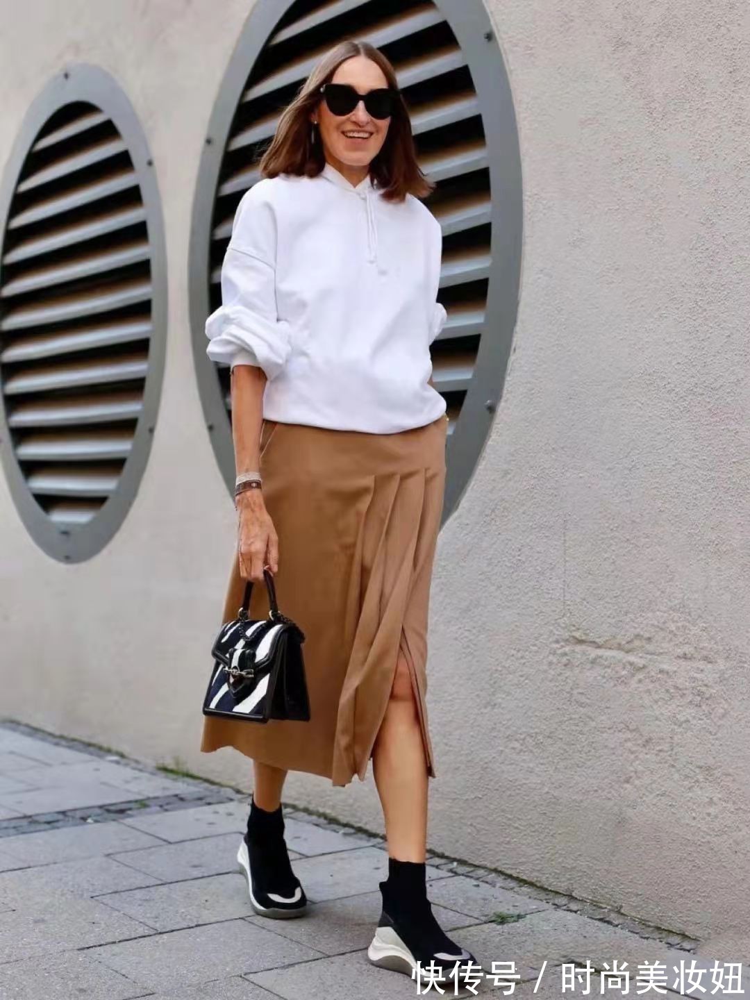 工装裤|50岁女人尽量少穿“牛仔裤”,学她不扮嫩、不花哨,气质满分