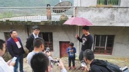 范小勤|从一夜成名年入百万到被丢回农村，11岁的小马云，经历了什么？