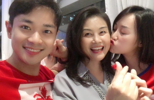 妈妈|49岁奶奶被误认为是孙子的妈妈,因“太年轻”走红,爷爷不放心了