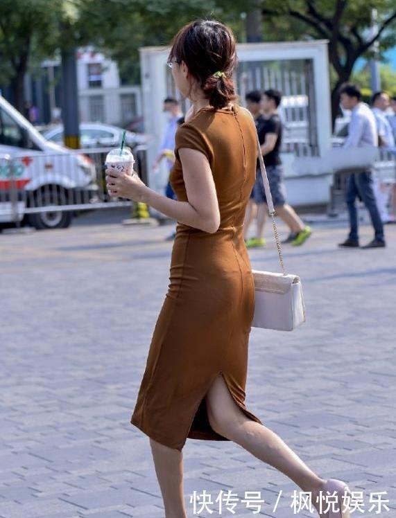 街拍小姐姐走在街上穿搭非常有韵味,这条黑色的裤子相当好看