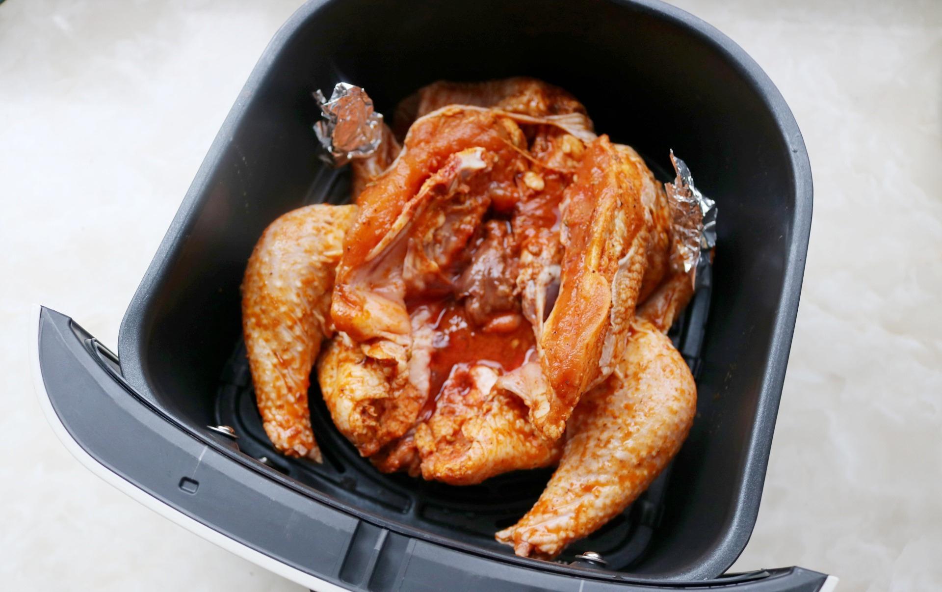 天气太冷了，用一只香喷喷的烤鸡，来抵御寒冷，真好吃呀