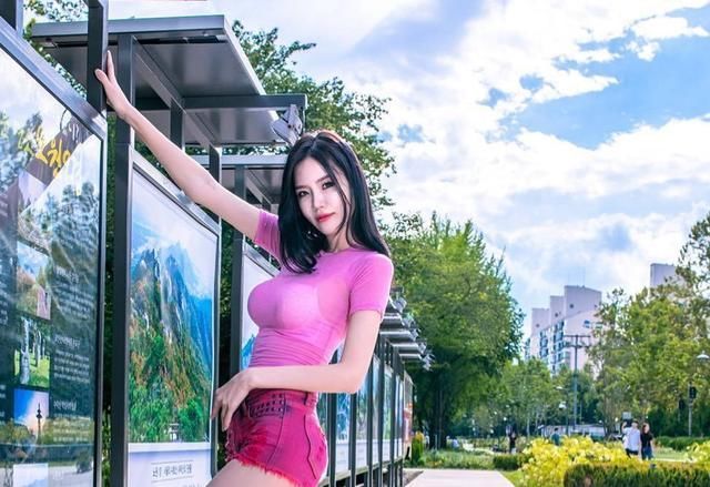 气质|街拍成熟耐看型小姐姐,低腰紧身裙,彰显性感新气质