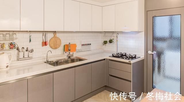 客厅|她家69㎡处处干净名不虚传,玄关装门又装窗,客厅零柜子也零杂物