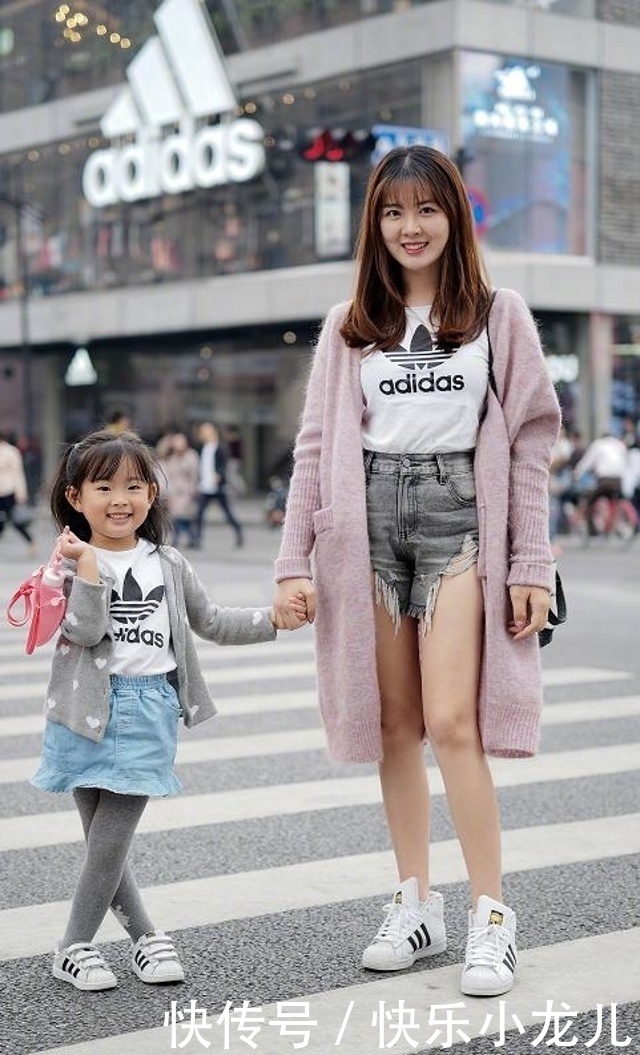 气质|街拍小姐姐棕色休闲衫搭配浅蓝色牛仔裤,个性时髦