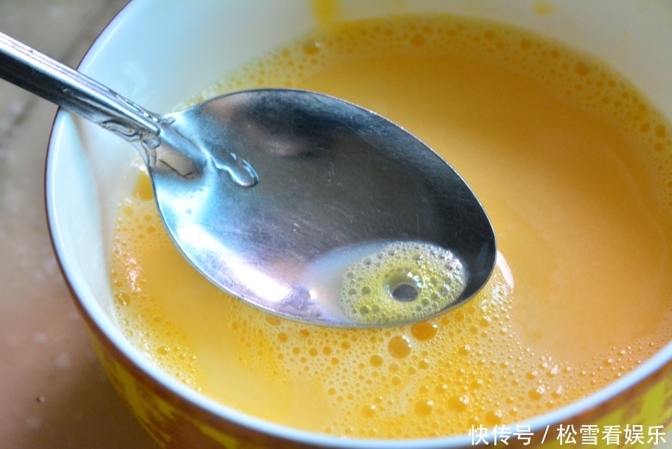 分钟|鸡汤代替盐,勺子撇浮沫,隔水6分钟后蒸出来鸡蛋最是完美