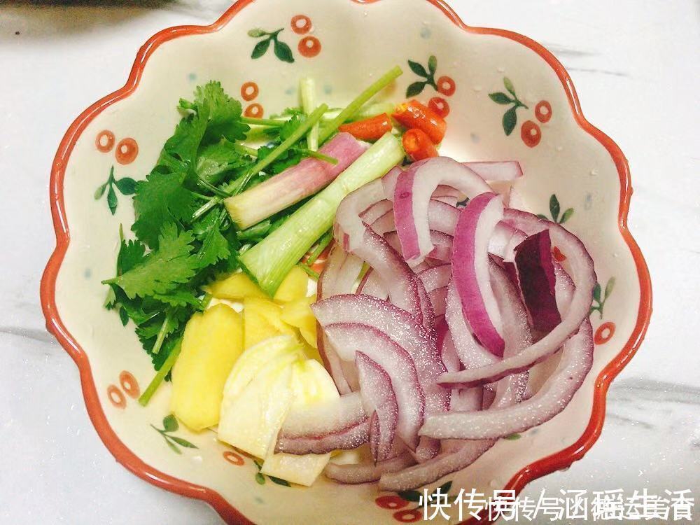 排骨新做法：不用油炒，步骤简单，做出来的排骨连汤汁都下饭！