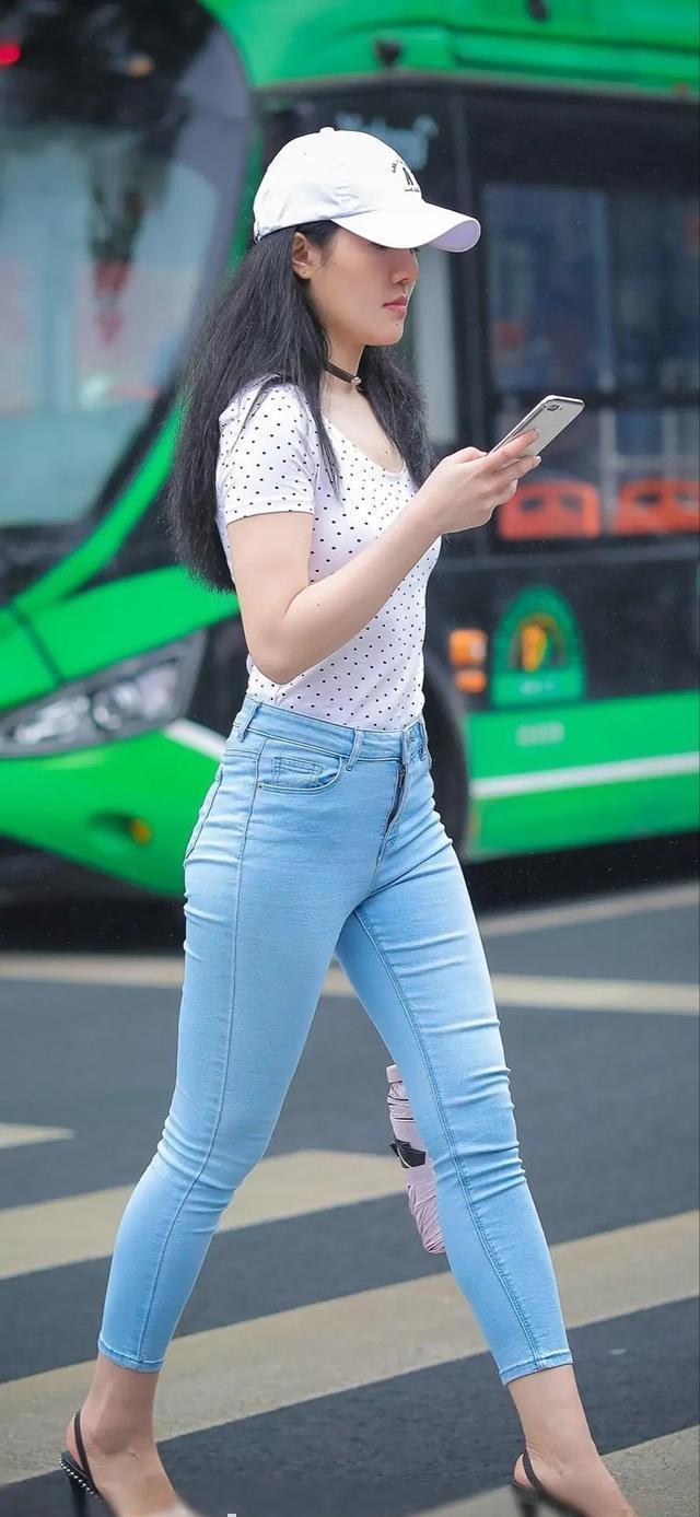 浅色系 白色波点上衣搭配蓝色紧身牛仔裤,时尚精致,穿出高级感