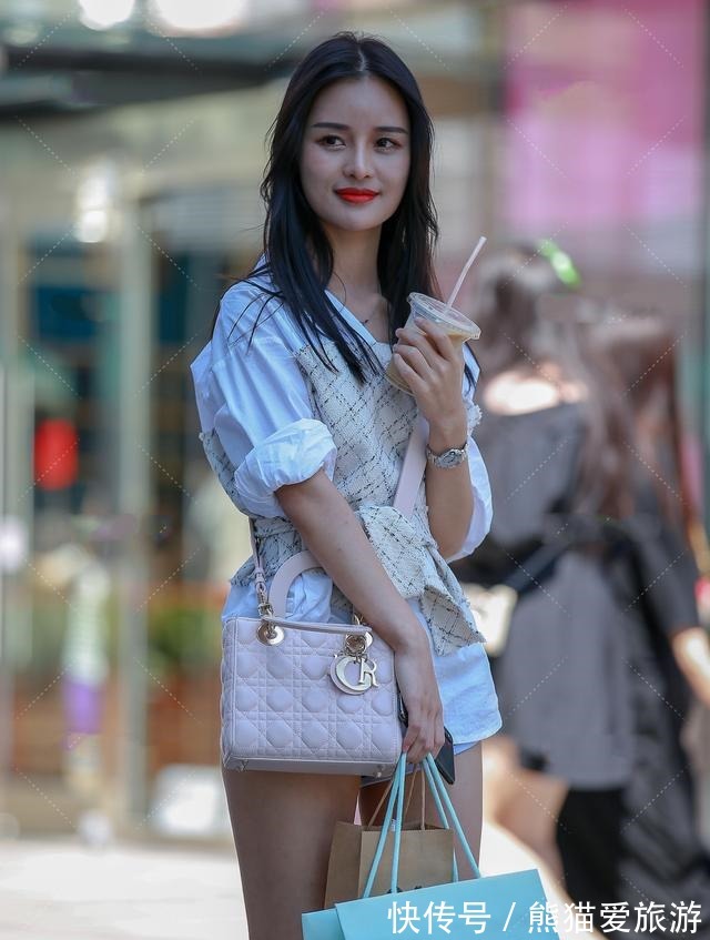 小姐姐 粉色压纹包,搭配性感休闲三件套,俏皮又少女的日常穿搭!