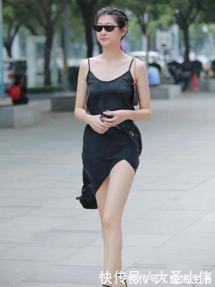 街拍|美女街拍小姐姐穿黑色吊带开叉裙,搭配墨镜尽显摩登女郎气息