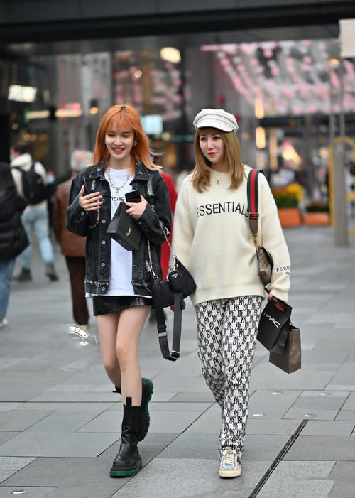 要想穿搭更前卫，不要只穿单调的单色裤，纹理裤搭配更时尚