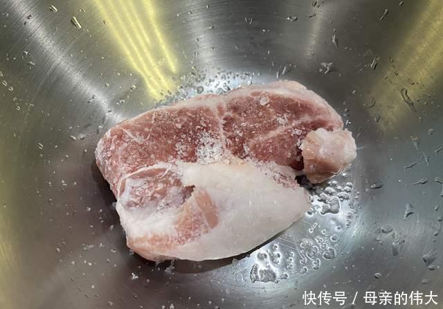 技巧|解冻肉时,不要直接用水泡,教你2个解冻小技巧,省时又保鲜