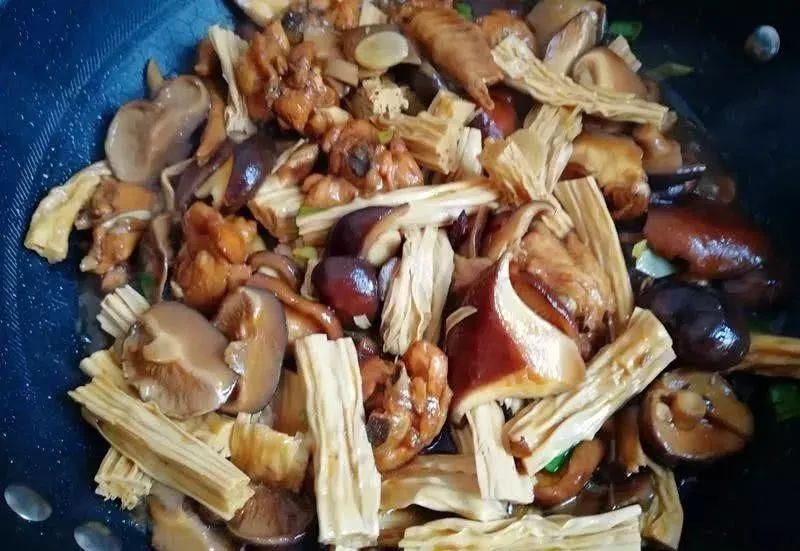腐竹泡|腐竹、香菇和鸡翅这样搭配，营养全面孩子爱吃！赶紧学起来吧~