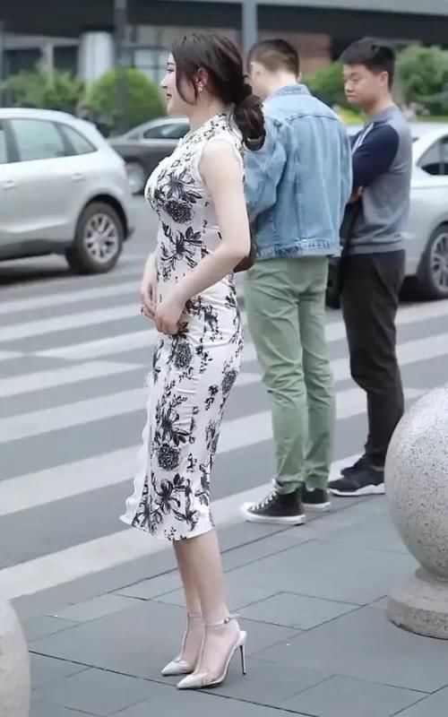 白色印花旗袍,小姐姐身材丰盈,完美的诠释了这件旗袍,不是必须苗条穿就好看,对么!