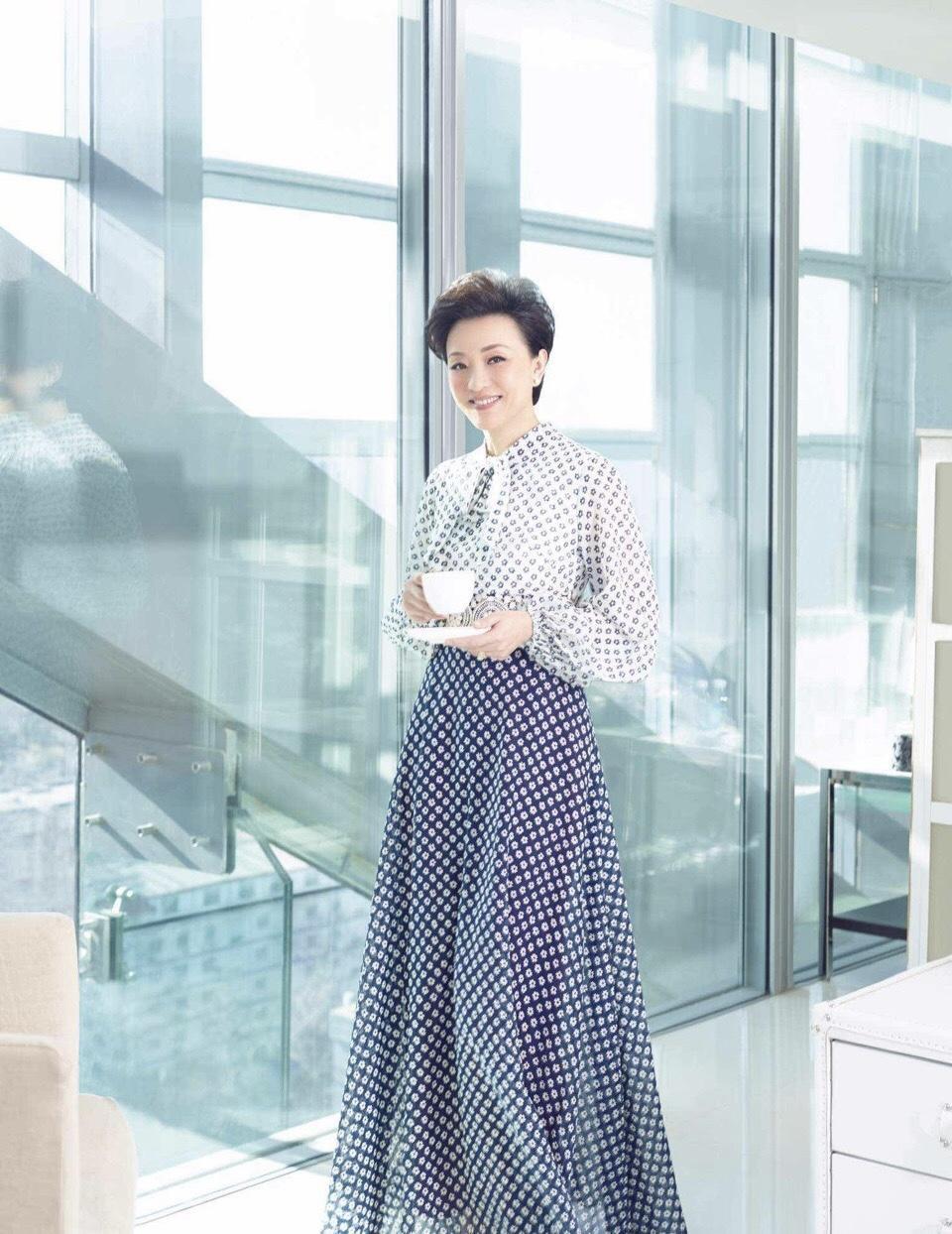 黑白配|杨澜真是“60后的骄傲”,小香风外套配百褶裙端庄稳重,高贵典雅