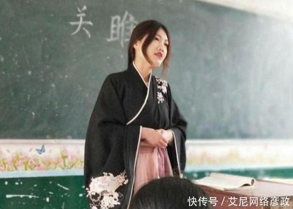 老师穿汉服上课引热议,历史老师穿“龙袍”,奇装异服装扮成潮流