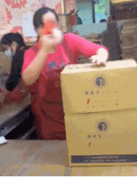 |搞笑GIF图:我们家祖传下来的座驾,这速度感觉不比你们的车差