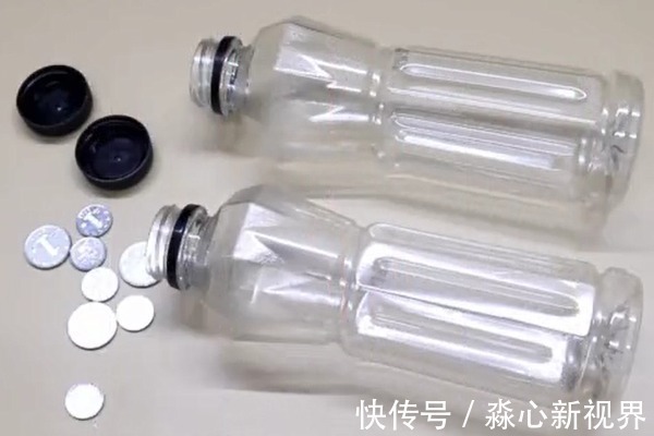在塑料瓶里放几个硬币,放在阳台窗户上,解决了夏天的一大烦恼!