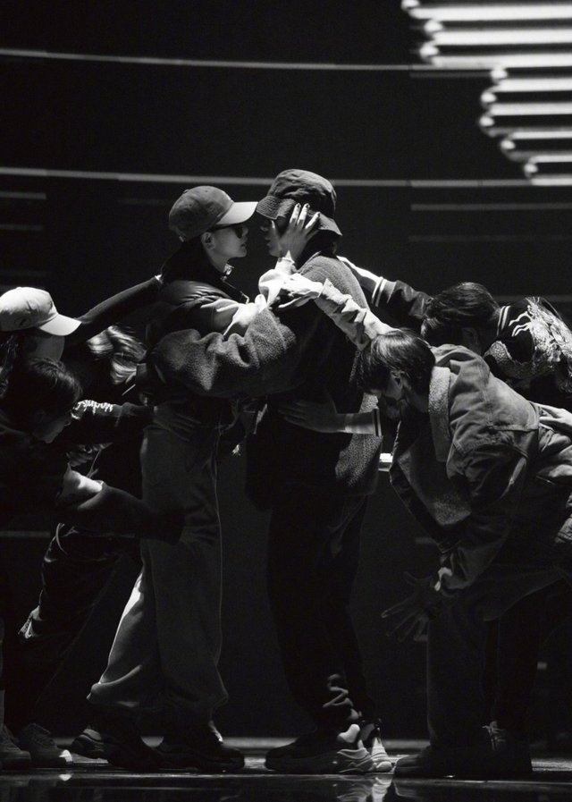 跨年CP大乱炖：戚薇夫妇合体，毛晓彤杨玏携手，杨幂周笔畅合唱