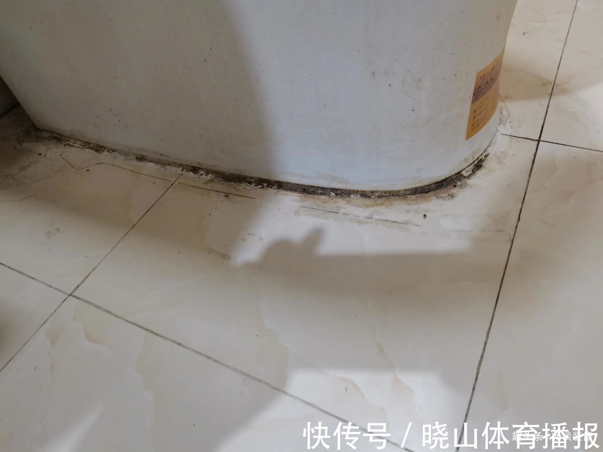 马桶脏了别费力刷,学会小妙招污垢清除一点都不费劲,轻松做懒人