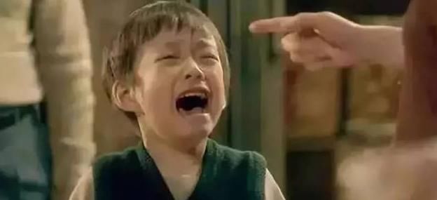 低俗|3岁男童最后没有抢救过来,这种低俗的逗娃方式,家长一定要禁止