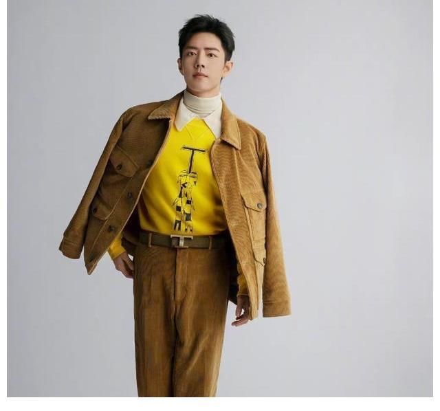 直播|肖戰“坐看秀”直播:手拿漫畫拍照,穿一身黃色展示新裝