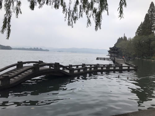 书店|西湖边一座桥，名气远不如断桥，不过，它倒是一座爱情之桥