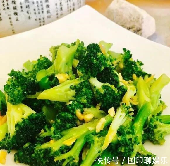 西蓝花别只会下锅焯水，学会1招，颜色翠绿味道美