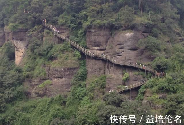 天险|蜀道第一天险垂直高度五百米，最窄处仅十五厘米，游人吓得腿软