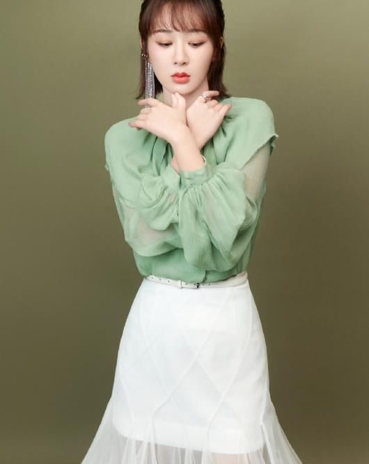 活动|杨紫新造型师不经夸，杨紫参加活动打回原形，生图状态我没看错？