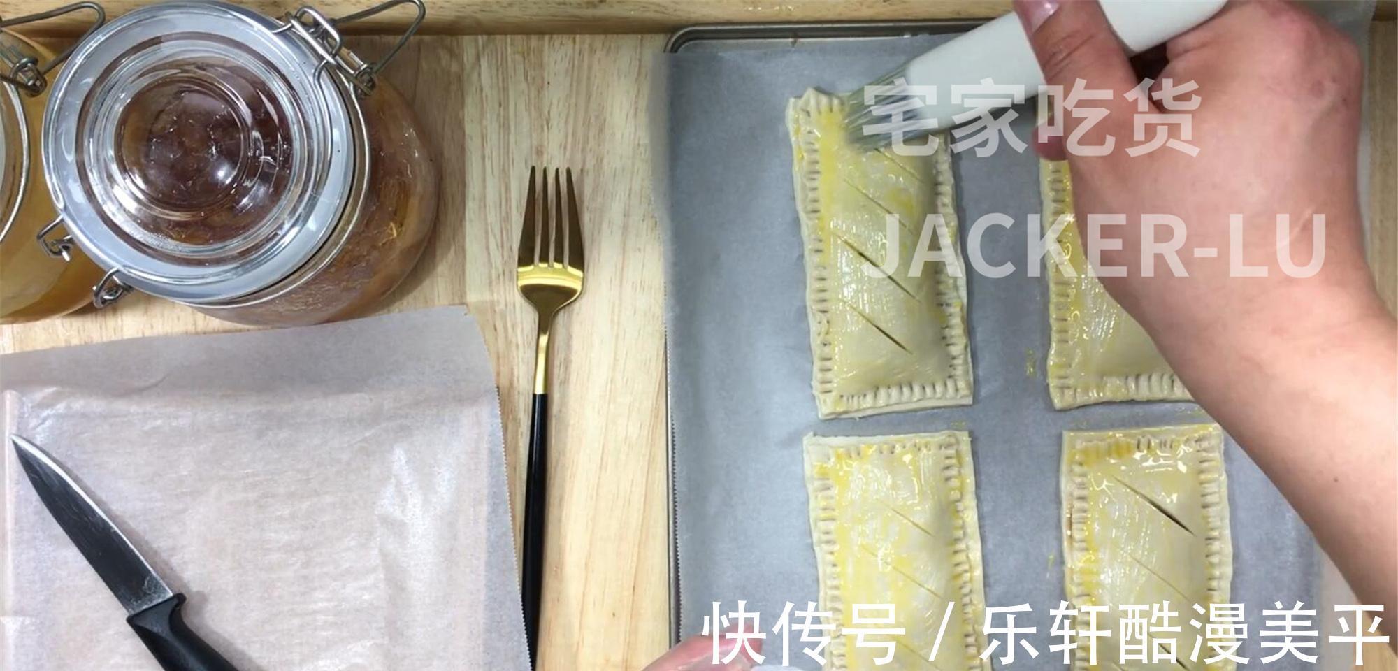 果酱|手抓饼果酱派，制作方法超级简单，吃起来脆脆甜甜哒，超级好吃。
