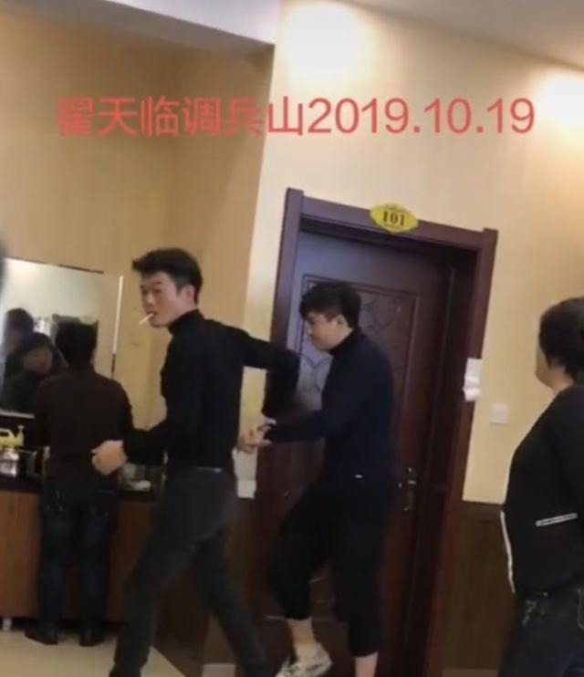 翟天临|翟天临辛芷蕾未分手与友人聚餐后同返爱巢好甜蜜,被疑同居引热议