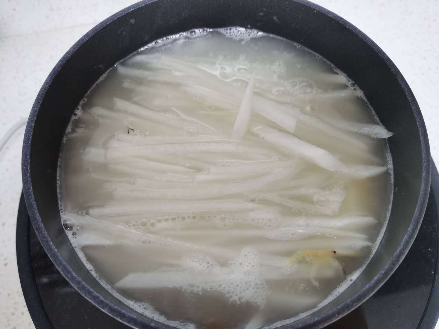 萝卜汤中加它一起煮，汤色奶白，又鲜又香，夏天离不开的美味