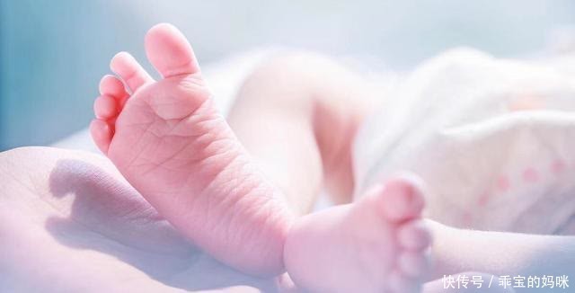 聪明宝宝有4个表现，多触摸3个“智力部位”，后天提高宝宝智力